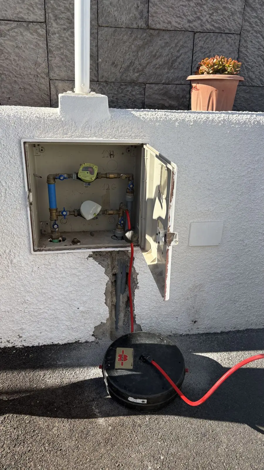 Equipo Picote con el eje flexible introducido en la tubería desde la arqueta del contador de agua