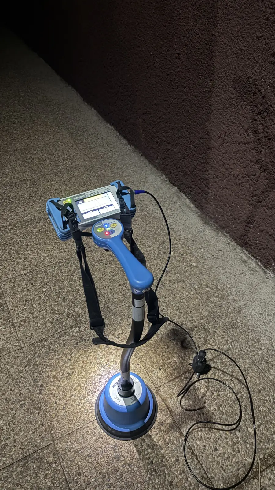Geófono iluminando el suelo durante una localización nocturna en una zona común