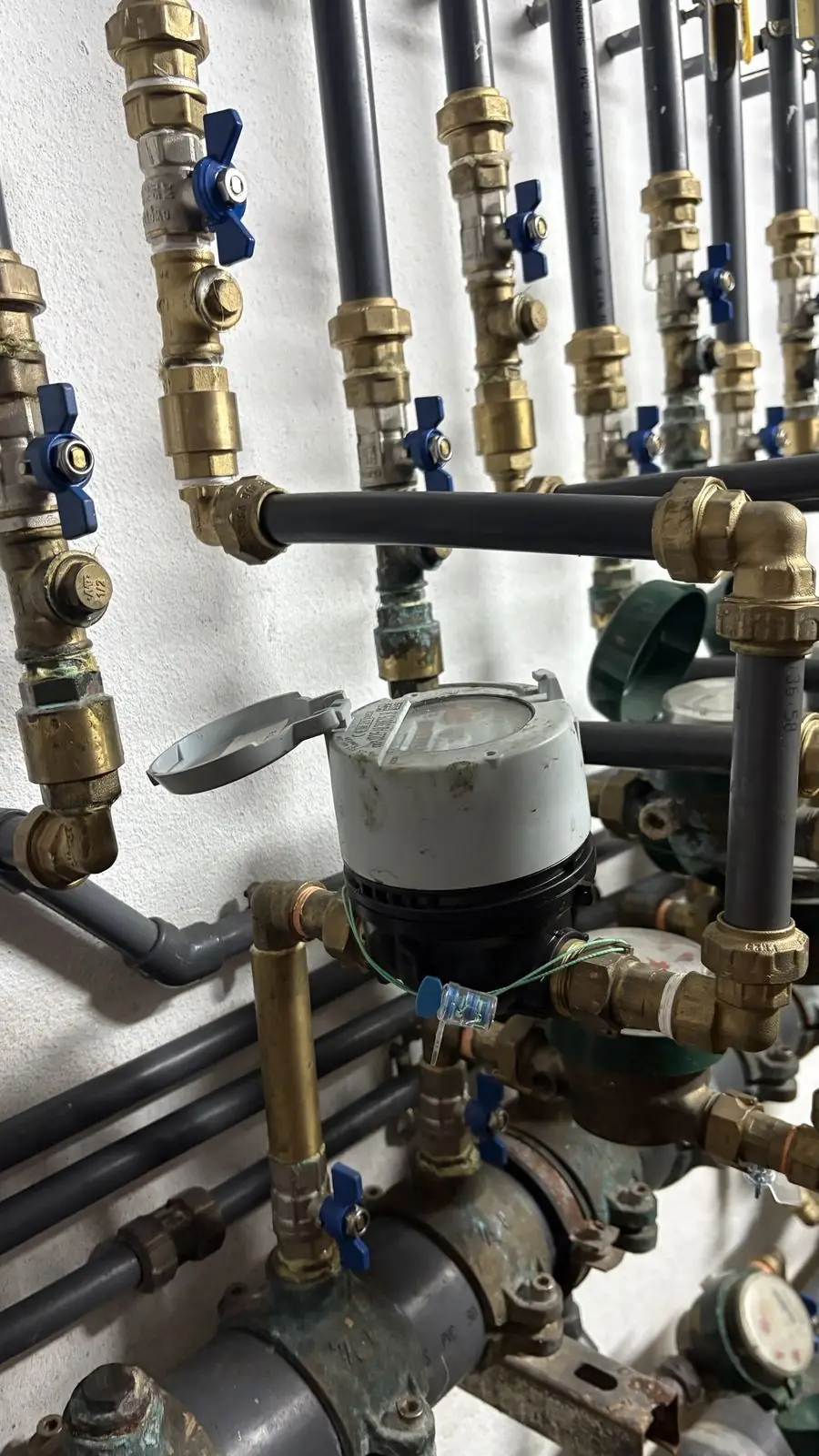 Batería de llaves de paso y contador de agua de una comunidad de propietarios