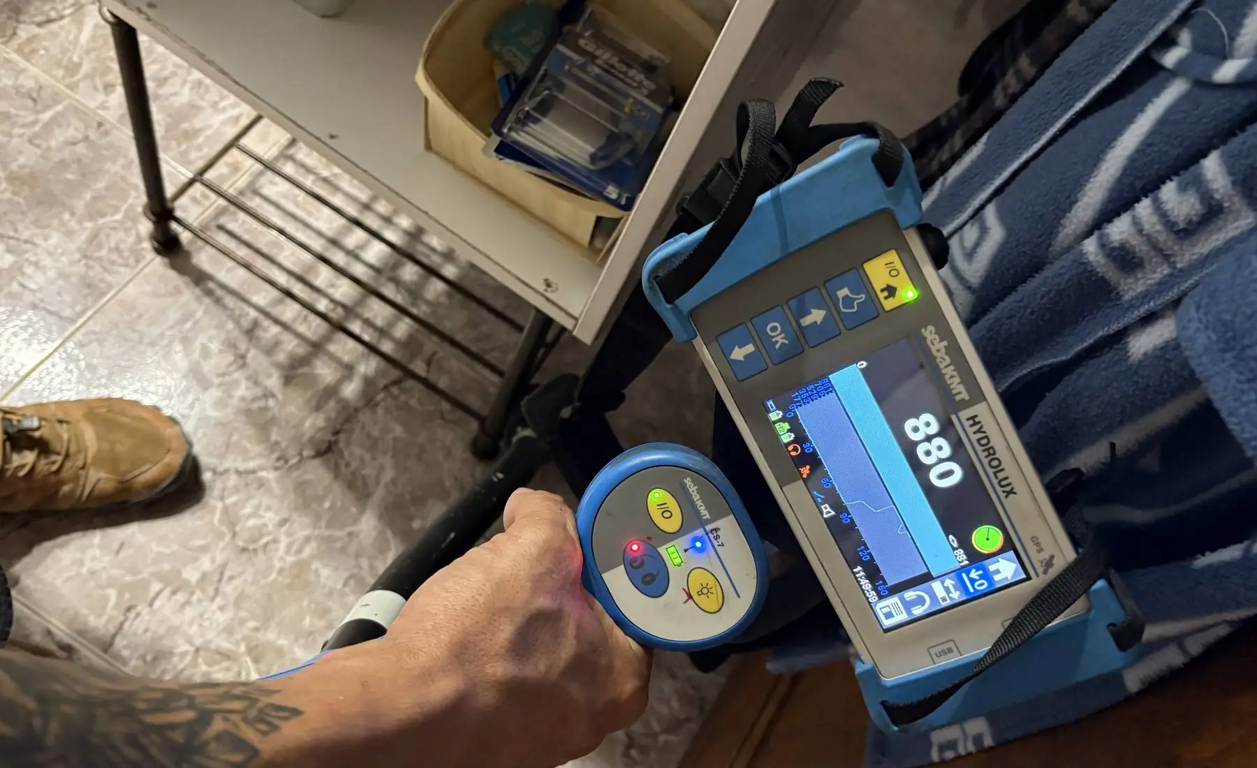 Técnico localizando una fuga de agua con equipo electrónico en Lanzarote