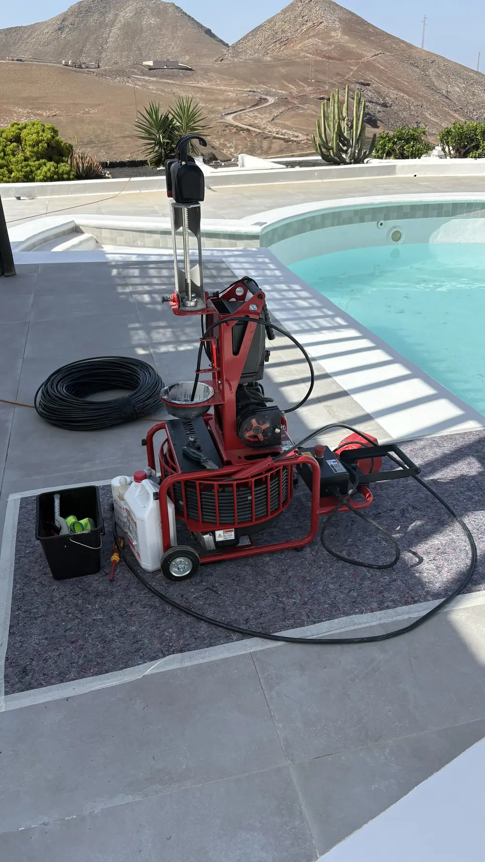 Equipo Picote montado junto a una piscina en Lanzarote para rehabilitar la tubería desde el interior sin levantar el pavimento