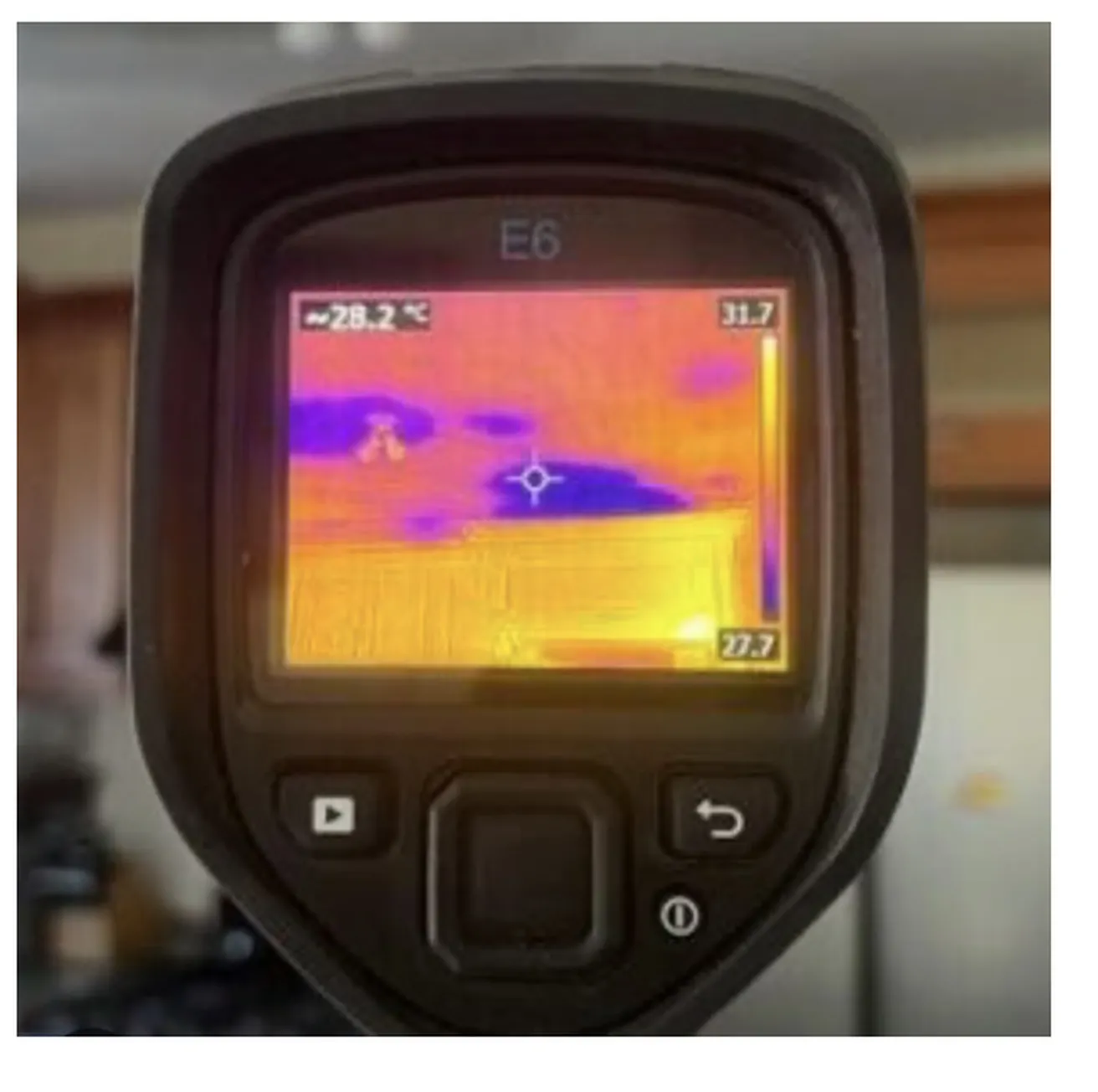 Cámara termográfica mostrando en pantalla la mancha fría de una filtración de agua